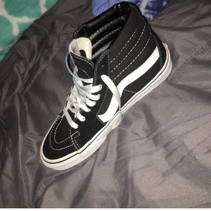 High top black and white vans